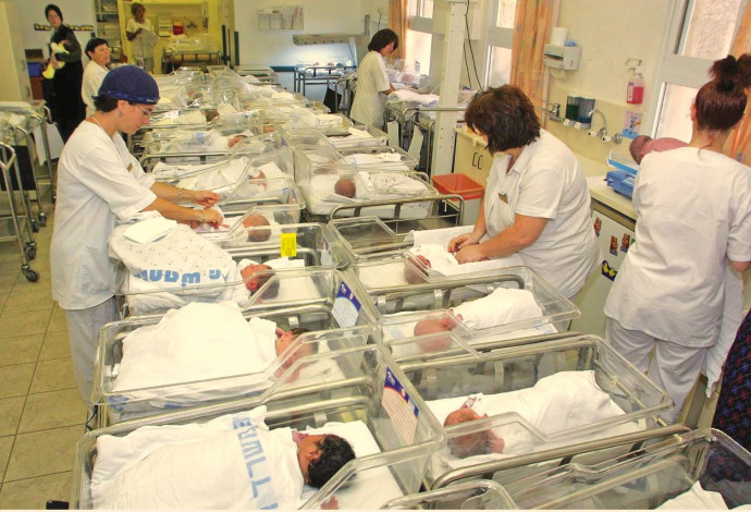 תינוקייה בבית חולים - ארכיון, למצולמים אין קשר לכתבה (צילום: פלאש 90)