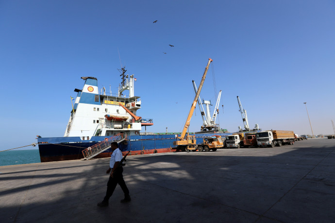 ספינה עוגנת בעיר הנמל חודיידה בתימן (צילום: רויטרס)