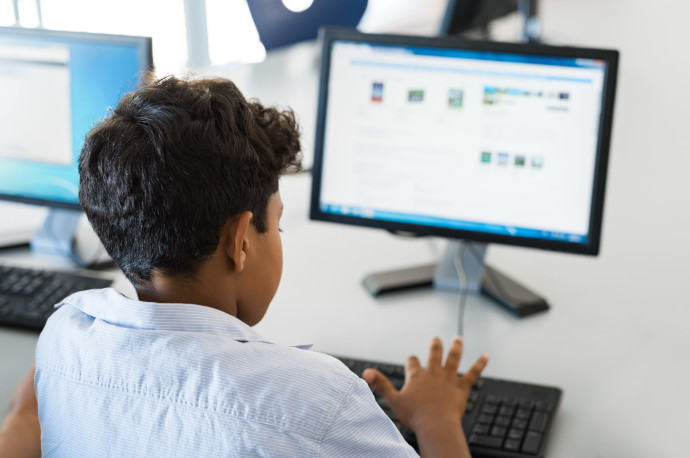 ילד מול מחשב, צילום אילוסטרציה (צילום: istockphoto)