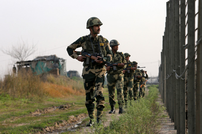 חיילים הודים בגדר הגבול עם פקיסטן  (צילום: רויטרס)