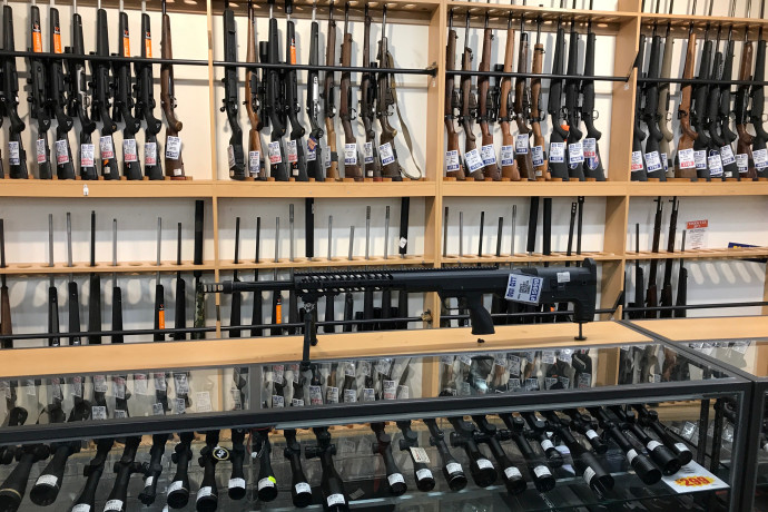 חנות נשקים בעיר קרייסטצ'רץ', ניו זילנד (צילום: רויטרס)
