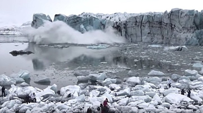 תיירים נסו על נפשם מקרחון שהתמוטט (צילום: טוויטר)
