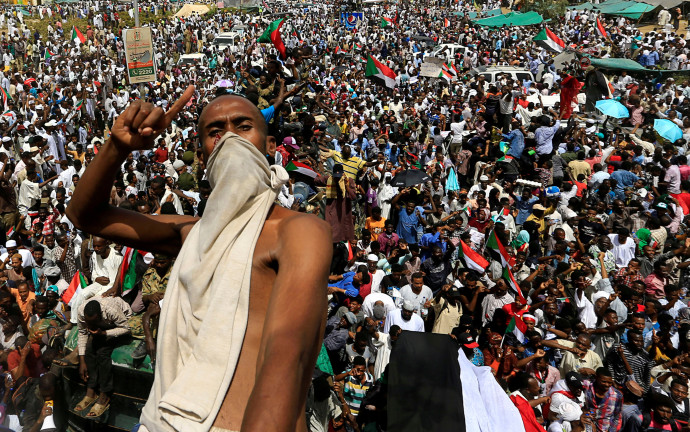 מפגין בסודאן כנגד ממשלת המעבר הצבאית עליה הוכרז לאחר הדחתו של הנשיא עומר אל-בשיר (צילום: רויטרס)
