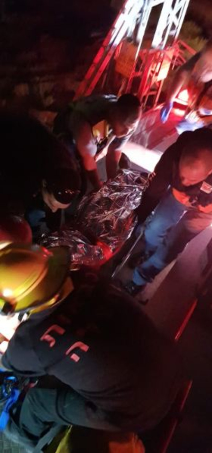 חילוץ העובדים שהתחשמלו סמוך למושב בן זכאי (צילום: דוברות כבאות והצלה רחובות)