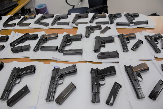 אקדחים שהוברחו מירדן (צילום: דוברות המשטרה)