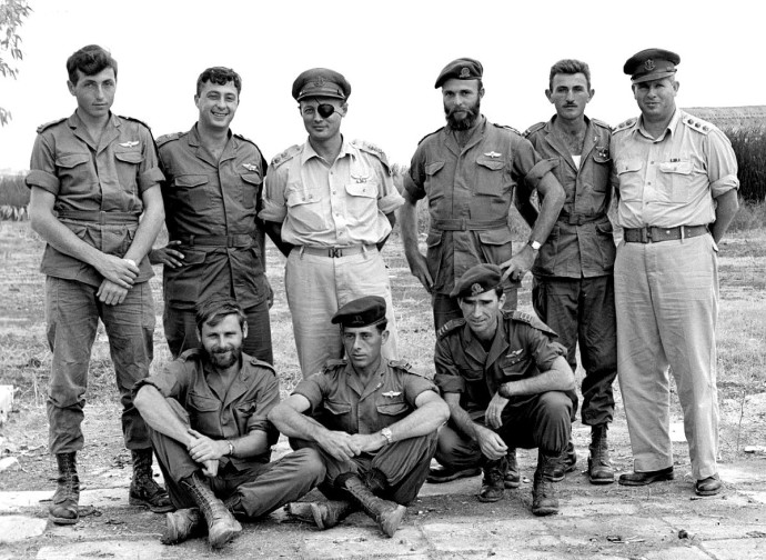 מפקדי צה"ל עם לוחמי חטיבת הצנחנים (צילום: אברהם ורד, "במחנה")