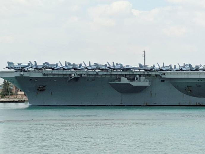 נושאת מטוסים אמריקאית בדרכה למפרץ הפרסי (צילום: רויטרס)