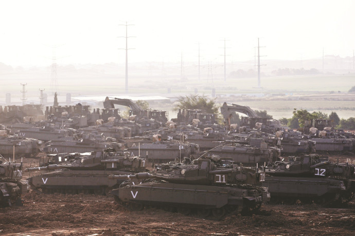 טנקים בגבול רצועת עזה (צילום: רויטרס)