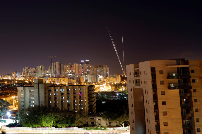 שיגור רקטות מרצועת עזה (צילום: רויטרס)
