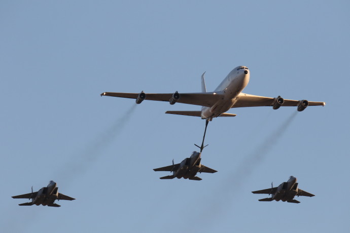 מטוס בואינג בתרגיל תדלוק אווירי עם שלושה מטוסי 15־F (צילום: עופר צידון, פלאש 90)