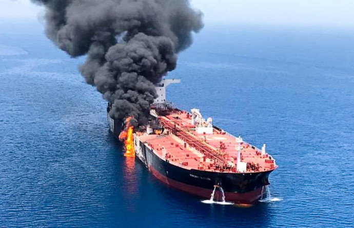 תקיפת מכלית במפרץ הפרסי (צילום: רויטרס)