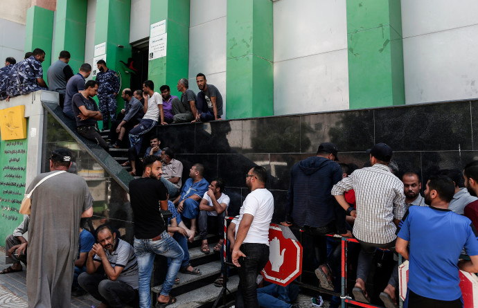 פלסטינים ברצועת עזה מחכים לכסף הקטארי (צילום: AFP)