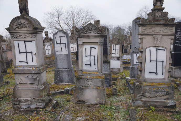 בית קברות שהושחת בצרפת, ארכיון (צילום: רויטרס)