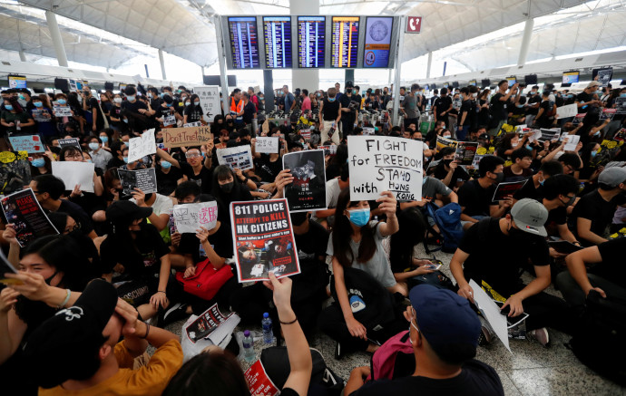 מפגינים בשדה התעופה בהונג קונג (צילום: רויטרס)
