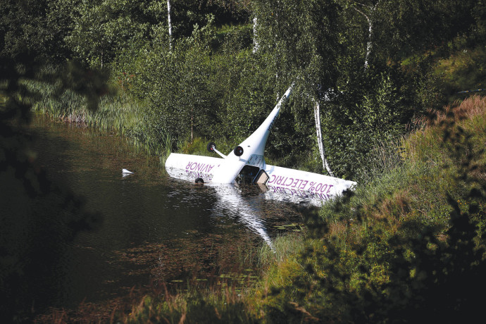 המטוס הנורווגי לאחר נחיתת האונס (צילום: רויטרס)