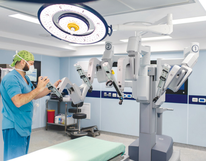 ניתוחים באמצעות רובוט (צילום: אור קפלן)