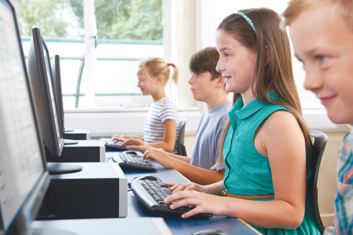 ילדים יושבים מול מחשב, אילוסטרציה (למצולמים אין קשר לנאמר בכתבה) (צילום: אינג אימג')