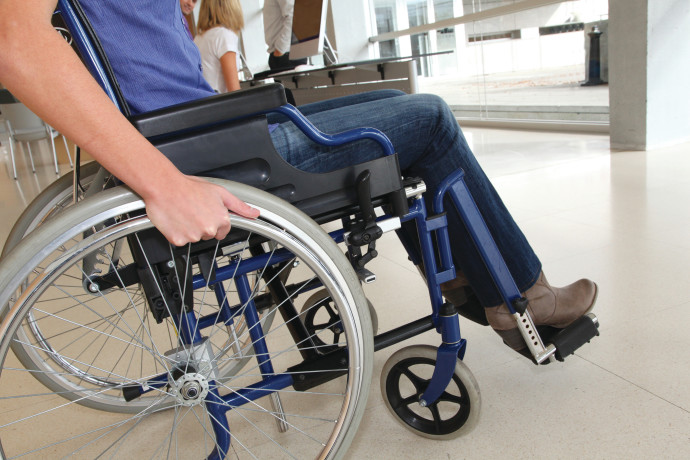 חולה בכיסא גלגלים (צילום: אינג אימג')