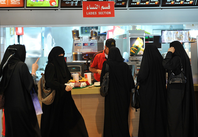 נשים במסעדה עם הפרדה מגדרית בסעודיה (צילום: FAYEZ NURELDINE\GETTY IMAGES)