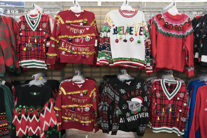 סוודרים של חג המולד (צילום: Sarah Silbiger/Getty Images)