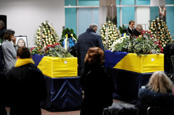 ארונות הרוגי התרסקות המטוס האוקראיני (צילום: REUTERS/Gleb Garanich)