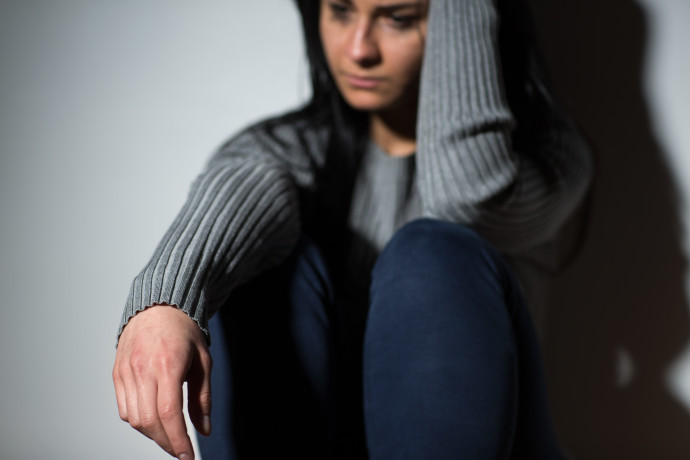 אלימות במשפחה, אישה מפחדת (צילום: ingimages.com)