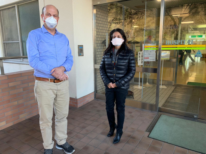 פרופ׳ ניר-פז וקונסולית ישראל ביפן, רויטל בן נעים, בבית החולים ביפן (צילום: דוברות "הדסה")