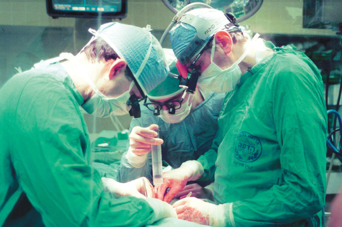 רופאים בחדר ניתוח (צילום: נתי שוחט, פלאש 90)
