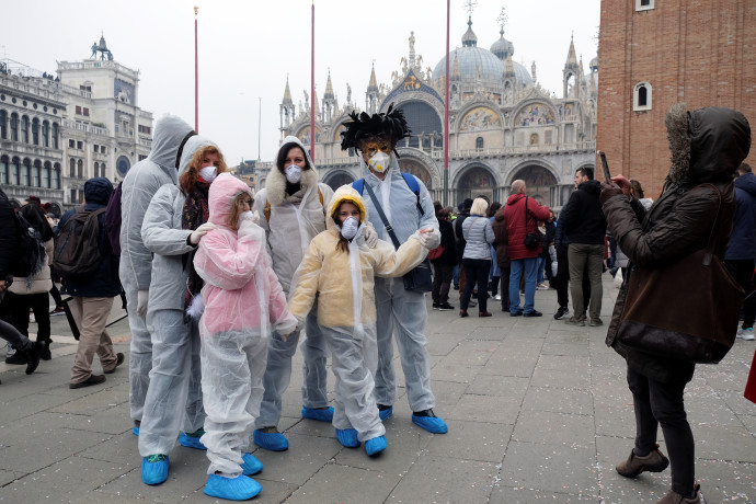 תיירים מתגוננים מהקורונה בונציה (צילום: מנואל סילבסטרי/רויטרס)