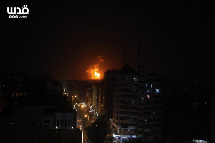 זירת התקיפה בסוריה (צילום: רשתות ערביות)