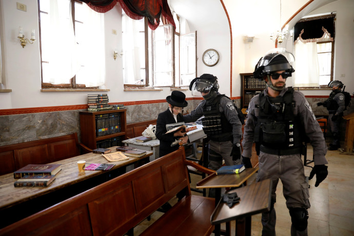 כוחות משטרה בבית כנסת בירושלים (למצולמים אין קשר לכתבה) (צילום: רויטרס)