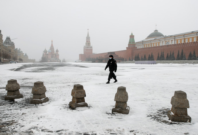 בצל הקורונה - הכיכר האדומה במוסקבה ריקה (צילום: REUTERS/Maxim Shemetov)