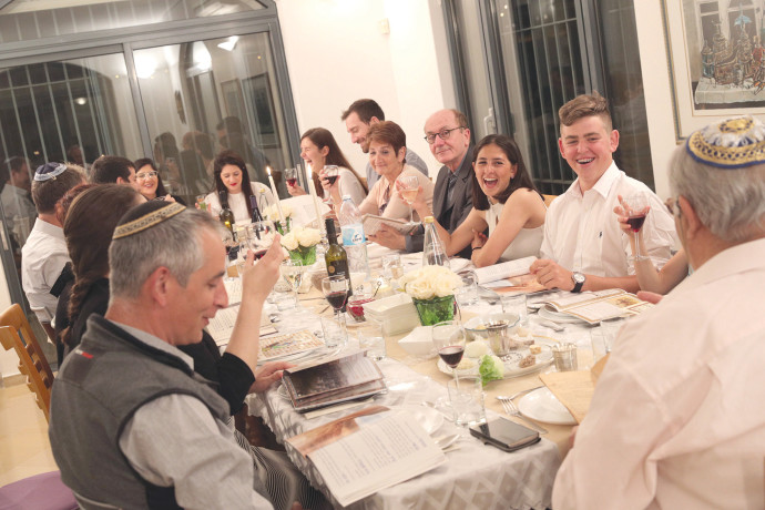 ליל הסדר - סקר: כמחצית מהחילונים ישתמשו בשיחות וידיאו | מעריב