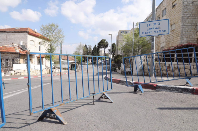 קורונה: מחסומים לאכיפת הסגר בשכונת בית וגן בירושלים (צילום: מרק ישראל סלם)