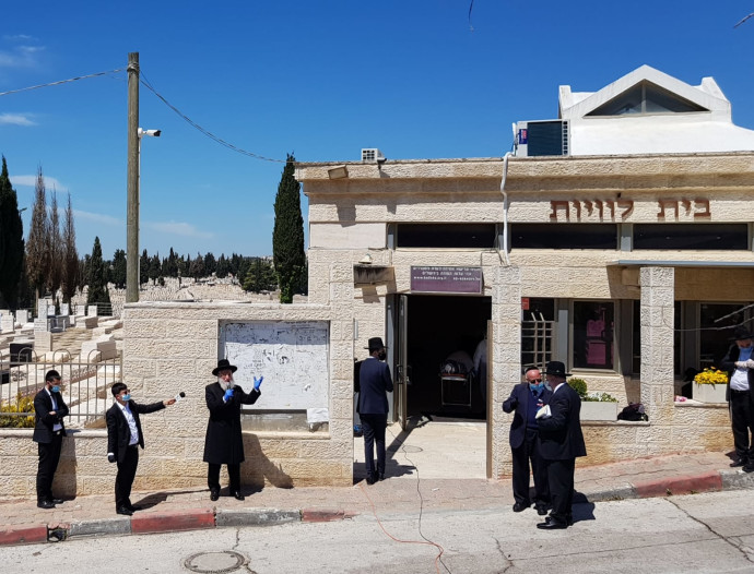 הלוויתו של הרב אליהו בקשי דורון (צילום: צילום: אהרון גץ יום ליום)