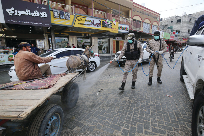 קורונה: חיטוי רחוב בעזה (צילום: SAID KHATIB/AFP)