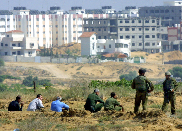 חיילי צה"ל ופלסטינים ליד נצרים (צילום: Abid Katib, GettyImages)