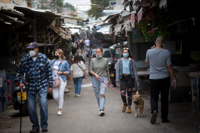 קורונה - אנשים עם מסכה מטיילים בשוק הכרמל (למצולמים אין קשר לנאמר בכתבה) (צילום: מרים אלסטר, פלאש 90)