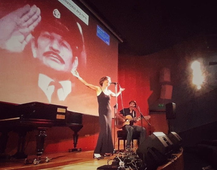 קארין אופיר בהקלטות לשיר מהסרט בכיכובו של אביה (צילום: ללא)