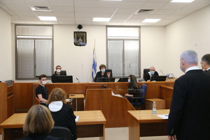 הרכב השופטים בדיון הראשון במשפט נתניהו (צילום: עמית שאבי)