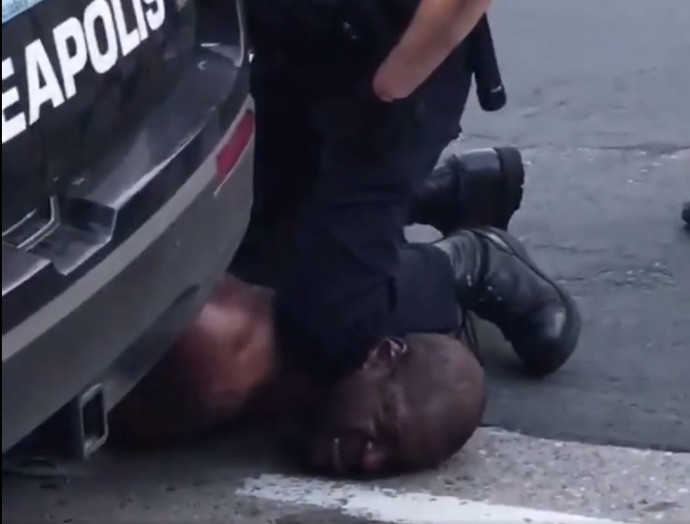 שוטר חונק למוות גבר שחור בארה"ב (צילום: צילום מסך טוויטר)