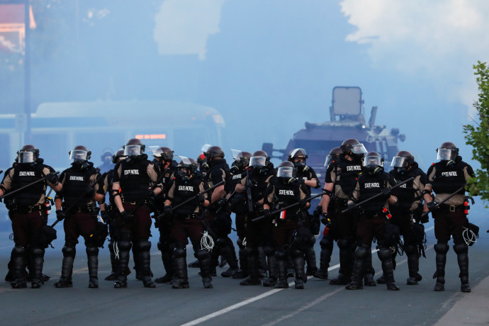 שוטרים בהפגנות בארה"ב  (צילום: REUTERS/Lucas Jackson)