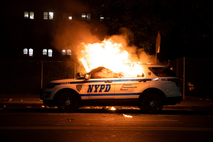 המהומות בארה"ב: ניידת משטרה בניו יורק עולה באש (צילום: רויטרס)