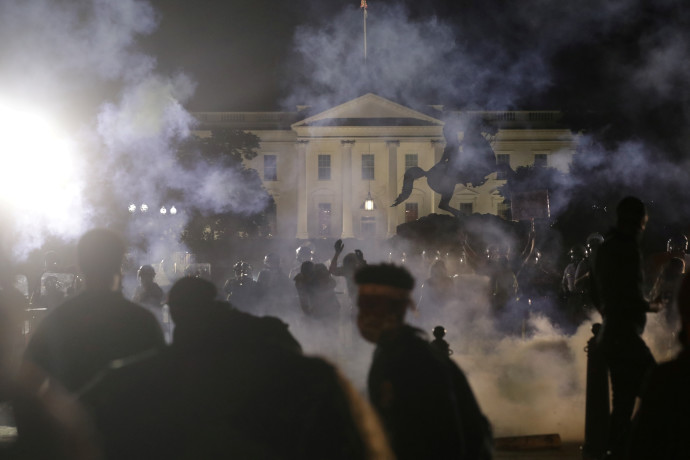 מהומות מול הבית הלבן בוושינגטון (צילום: REUTERS/Jonathan Ernst)