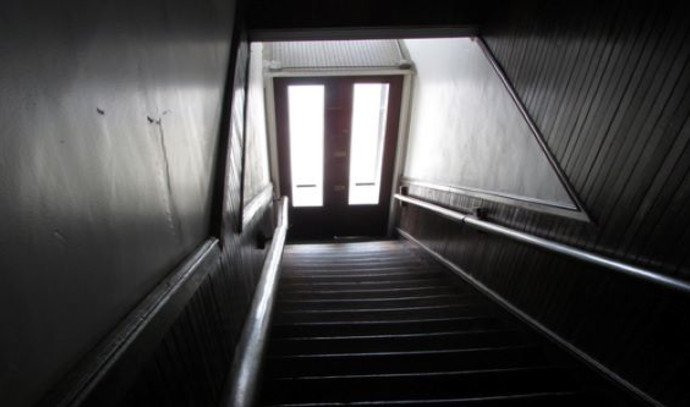 חדר מדרגות חשוך (צילום: שאטרסטוק)