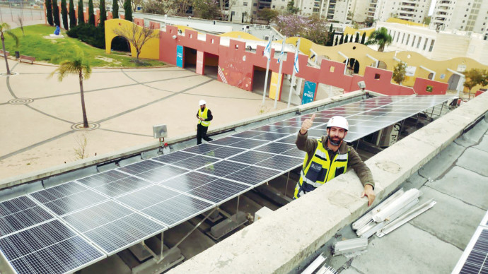 הקמת מתקן האנרגיה הסולארית על גג בית ספר באשדוד (צילום: יחצ)