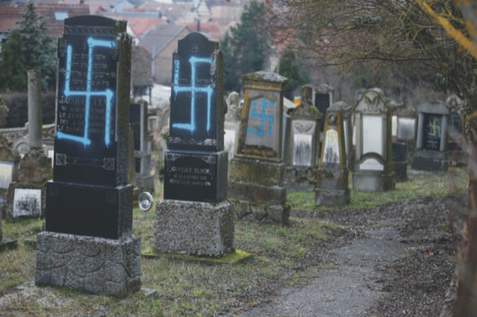 בית קברות יהודי שהושחת בפריז (צילום: רויטרס)