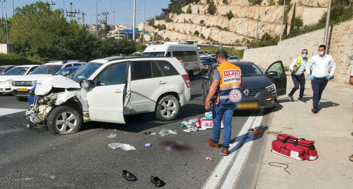 תאונת דרכים בשדרות גולדה מאיר בירושלים (צילום: דוברות מד"א)