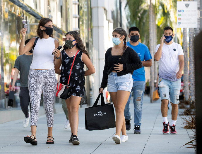 קורונה - אנשים עם מסכה מטיילים ברחובות קליפורניה (למצולמים אין קשר לנאמר בכתבה) (צילום: REUTERS/Mario Anzuoni)