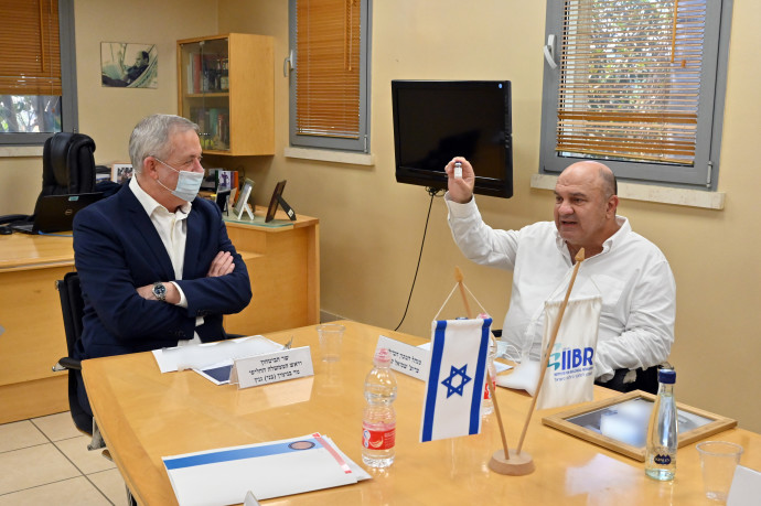 Le directeur de l'Institut biologique, Shmuel Shapira (à droite) et le ministre de la Défense, Bnei Gantz